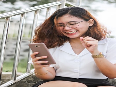 Connected Commerce: The Impact of Internet Connection on Shopping Malls 